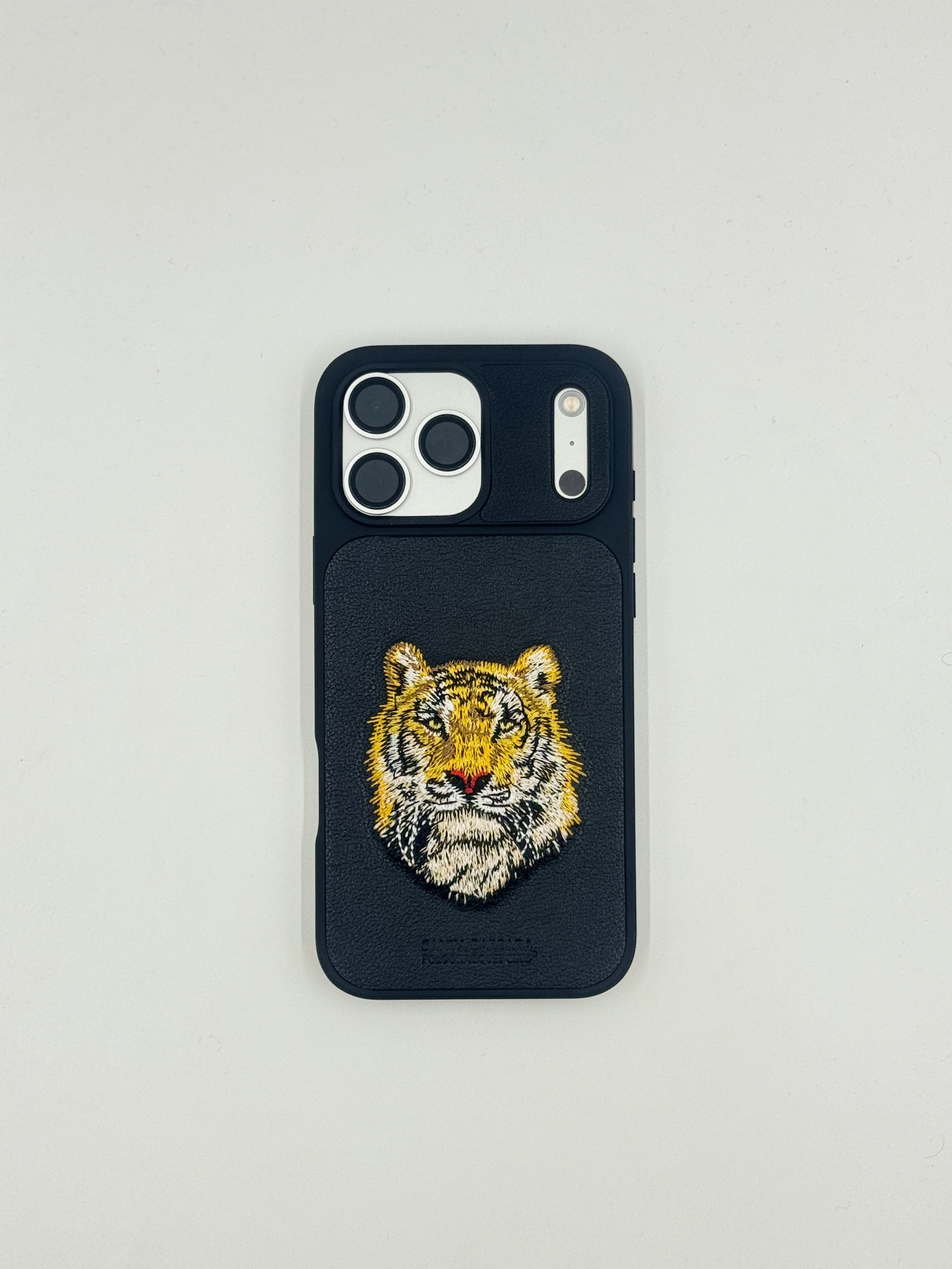 Golden Tiger Emblem Leather Case (iPhone 17 Pro)